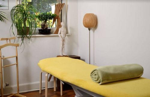 Behandlungsliege in der Praxis